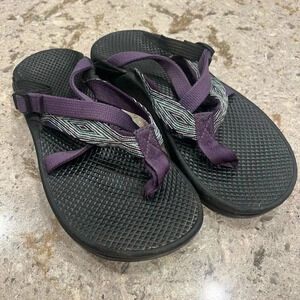 Chaco Women’s Strappy Slip On Sandals Outdoor Adjustable Size 8 Purple Black